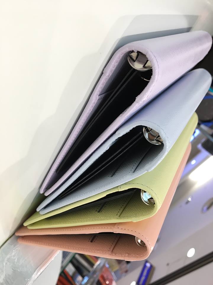 Franklinplanner八重洲本店 No Twitter ボニータ スリム バインダー コンパクトサイズで15mm径の小さなリング 軽くて持ち運びも便利です 綺麗な4色のパステルカラーでラメコーティングされています 八重洲本店 通販 数量限定 14 000 税 フランクリン Franklinplanner八重洲本店 No Twitter ボニータ スリム バインダー コンパクトサイズで15mm径の小さなリング 軽くて持ち運びも便利です 綺麗な4色のパステルカラーでラメコーティングされています 八重洲本店 通販 数量限定 14 000 税 フランクリン