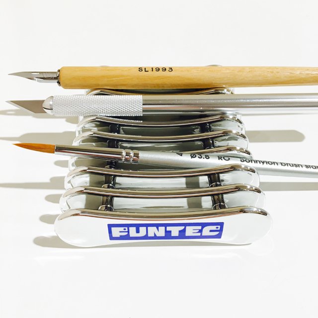 Tools_comic's tweet image. 【商品情報】話題のファンテック『ツールキーパー』、トゥールズ通販・楽天ショップにて販売開始!!ペン軸やデザインナイフなど、転がりやすいツール類を安全に置いておける便利なツール置き台です！bit.ly/2ssQg6Z　bit.ly/2sW1272