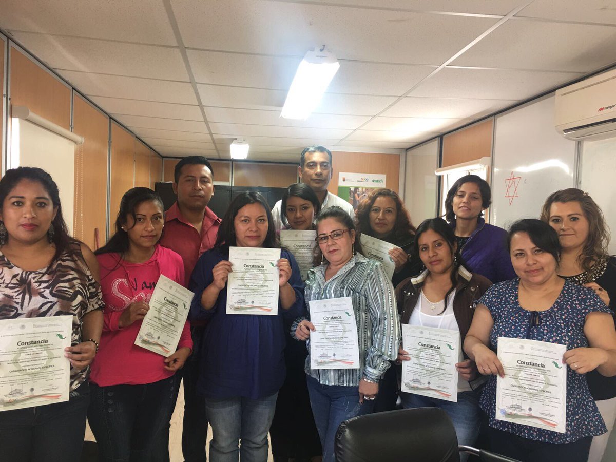 ICATECHSanCris's tweet photo. Felicita @dulsillo a las mujeres beneficiadas con los cursos de belleza impartidos por nuestra AM Oxchuc. https://t.co/e00vuo63pT