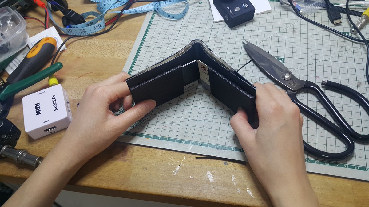 RealSexyCyborg's tweet image. The flexible filament I'm using is so cheap I'm sure it's made of ground up erasers but the @FlexionExtruder is printing beautifully w/ it😍