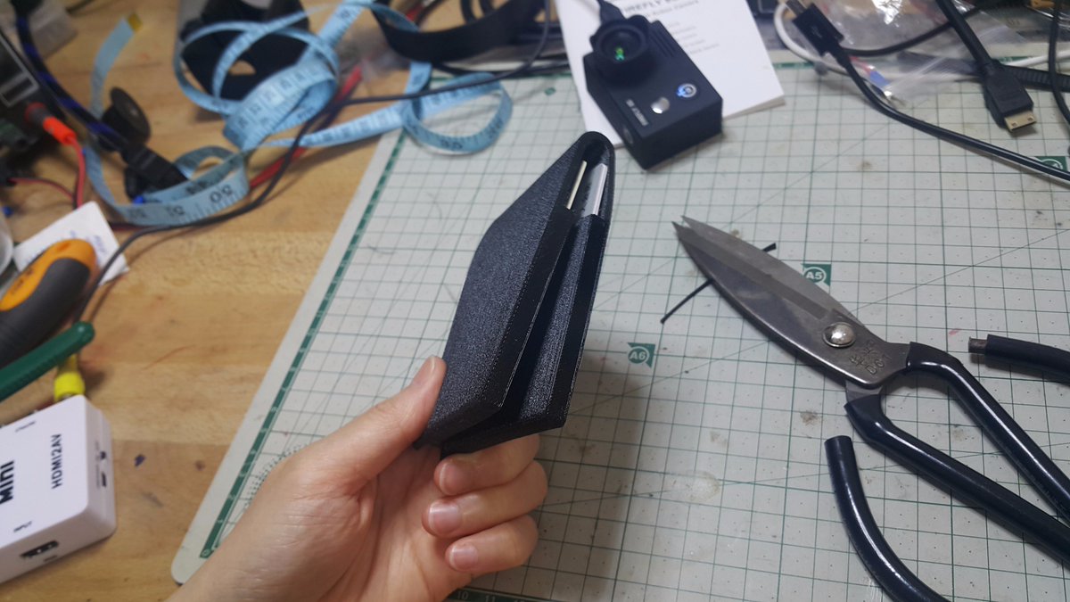 RealSexyCyborg's tweet image. The flexible filament I'm using is so cheap I'm sure it's made of ground up erasers but the @FlexionExtruder is printing beautifully w/ it😍