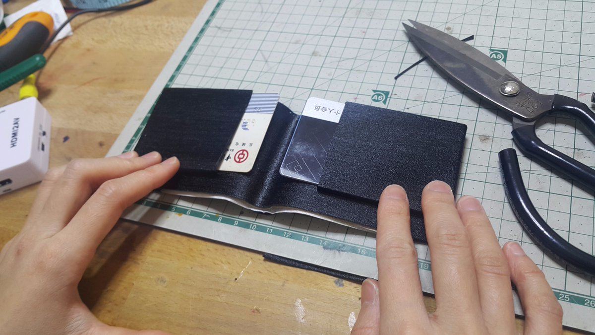 RealSexyCyborg's tweet image. The flexible filament I'm using is so cheap I'm sure it's made of ground up erasers but the @FlexionExtruder is printing beautifully w/ it😍