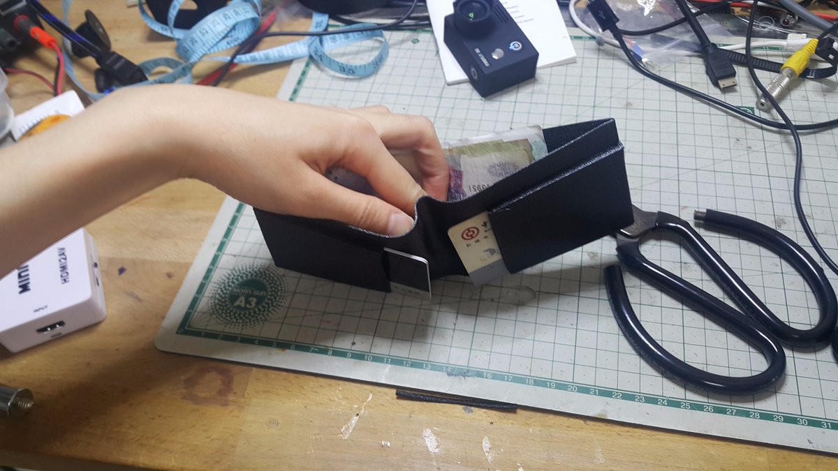 RealSexyCyborg's tweet image. The flexible filament I'm using is so cheap I'm sure it's made of ground up erasers but the @FlexionExtruder is printing beautifully w/ it😍