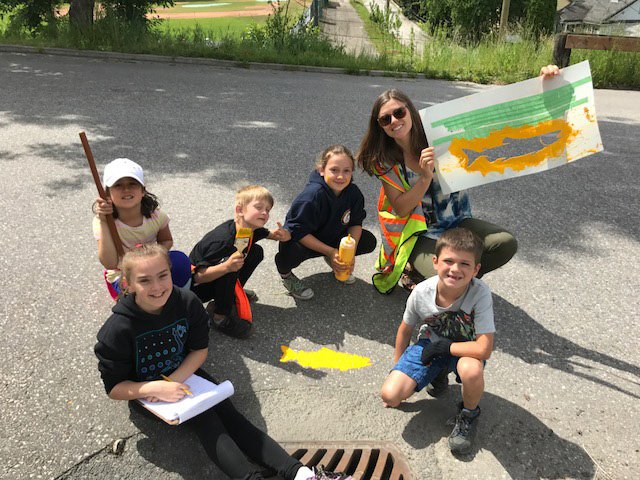 TheNelsonDaily's tweet photo. #NelsonBC #HumeElementary students paint the town #stormdrains yellow #wildsight #CBT @thenelsondaily https://t.co/GJAlJC2Ori https://t.co/ismxU9emWf