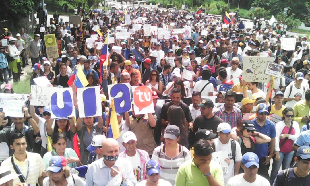 Meridapula's tweet image. Universitarios y merideños marcharon por la libertad, la Constitución y la libertad de expresión. apulaprensaonline.blogspot.com