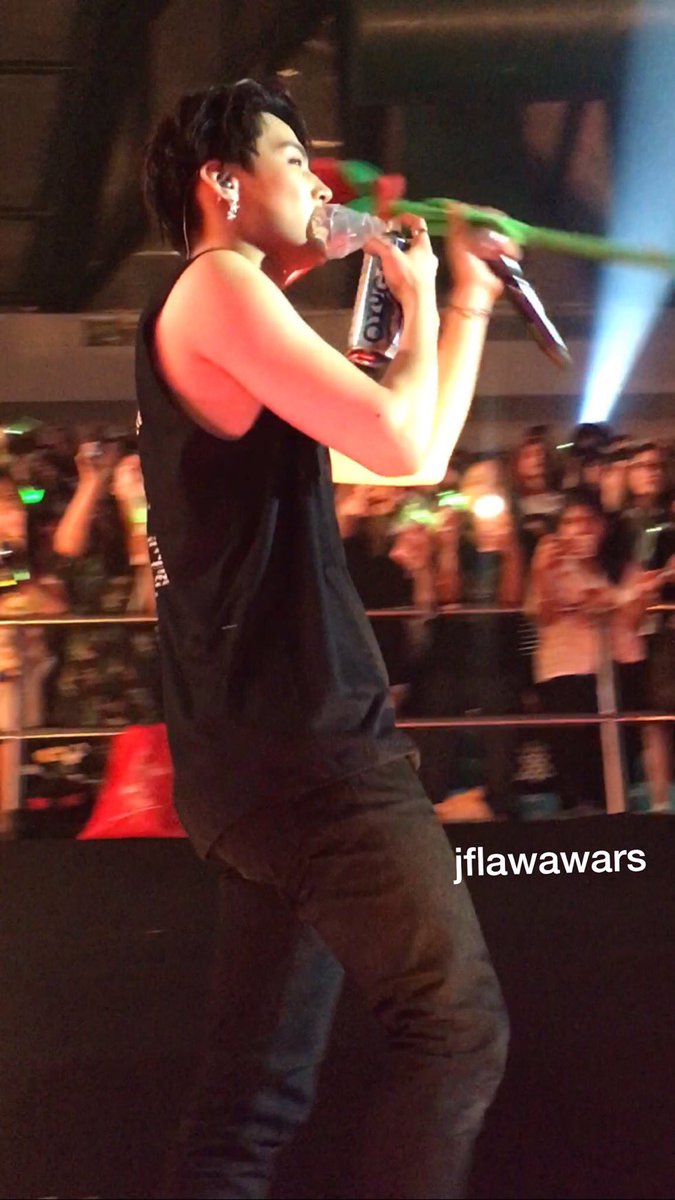 paLmieZzz's tweet photo. เพิ่งเห็นว่าพี่เจบีพกออกซิเจนมาสูดบนเวทีด้วยเลย ซึ่งไม่แปลกใจเลยอ่ะ เพราะฮอล์ภก.ร้อนมากกกก แทบจะขาดอากาศหายใจ https://t.co/tKHZJTD216