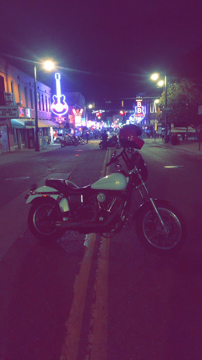 TheDonBigz's tweet photo. Shitty bike shitty street #beale #screet https://t.co/8fldvbULkG