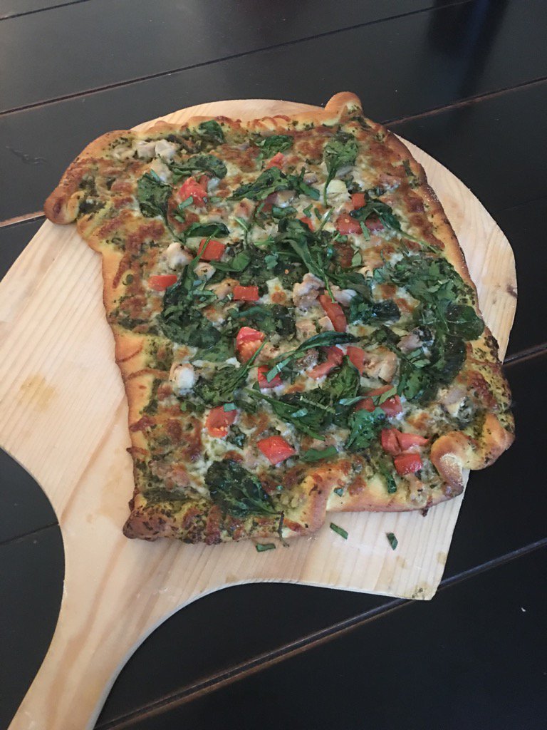 Cambodeun's tweet photo. Chicken pesto pizza.  Trying out my new stone. The seasoned one I've used for years broke. New one seems ok https://t.co/yaXYFUv9m7