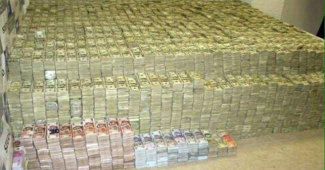 VictorKortijs's tweet photo. 45 miljard dollar gevonden in flat Nigeria! Eigenaar:"Ik probeer het al 10 jaar weg te geven,maar geen Hollander die reageert op mijn mails" https://t.co/sPSaA1fy0h