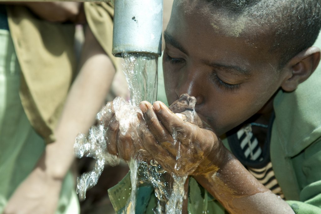 Кризис к питьевой воде и продовольствию. Water gives life. Безопасная питьевая вода для школьникам. Кризис к питьевой воде и продовольствию. Кризис к питьевой воде и продовольствию.