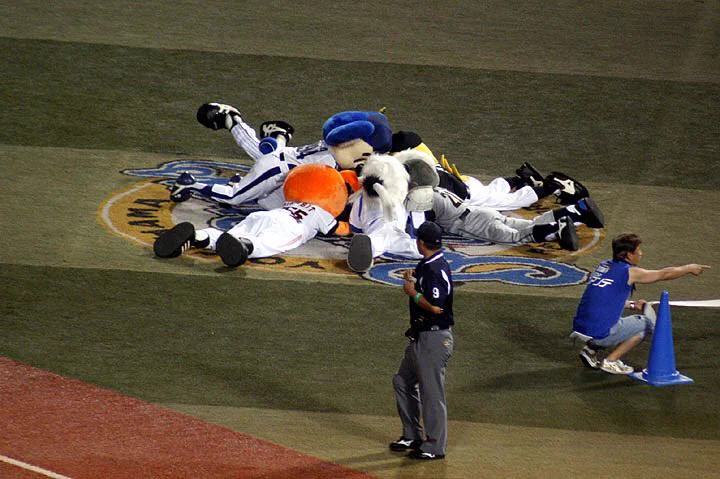 フリーダムすぎるｗｗｗプロ野球の球団マスコットたちの行動が面白いｗｗｗ