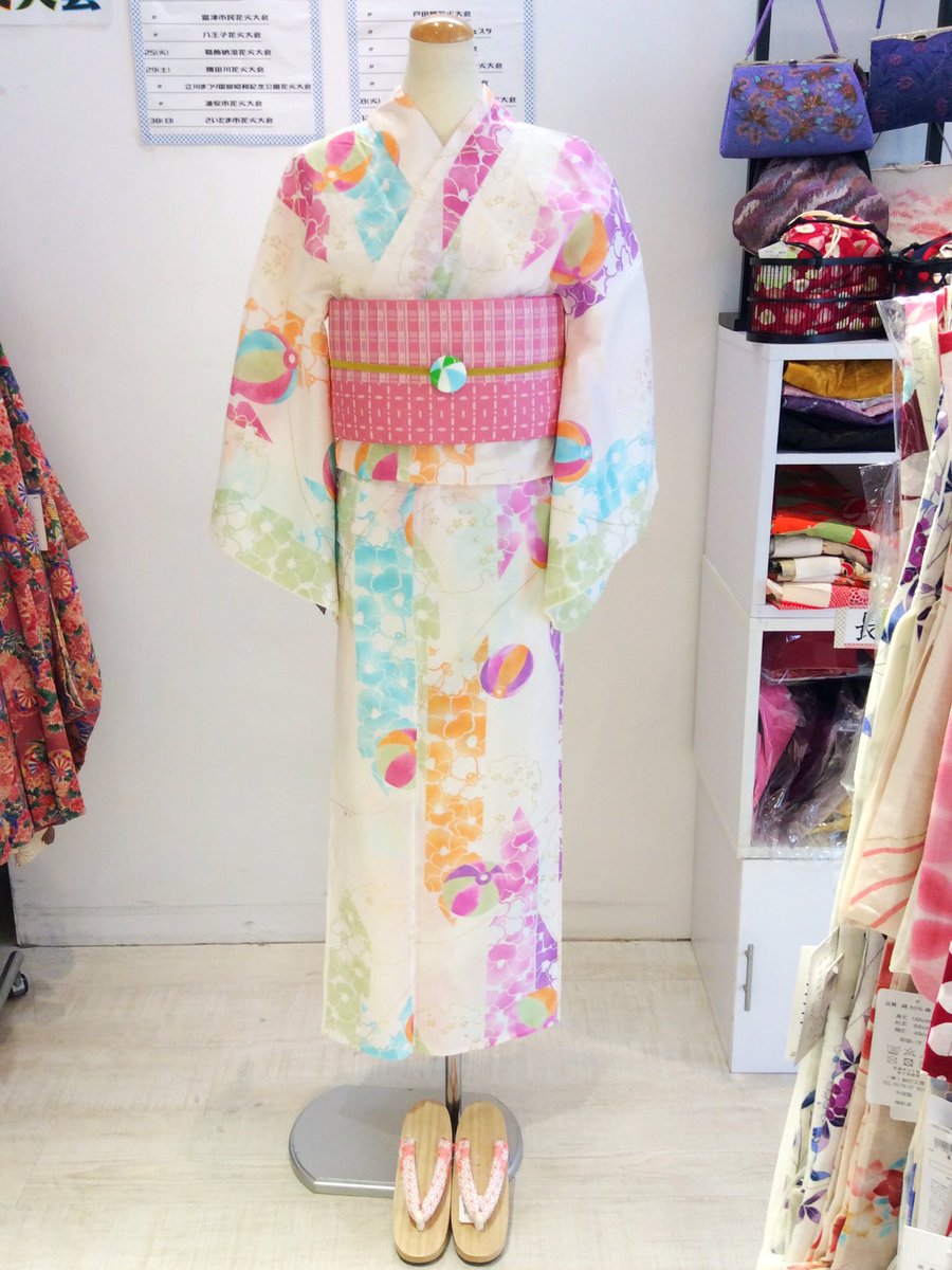 Tokyo135 原宿店 白地に手鞠柄とカラフルな花柄の浴衣に可愛らしい印象のピンクの半巾帯を合わせました 花火大会など暗い場所での浴衣の着こなしには明るい浴衣が映えてオススメです 夏祭り 花火大会 お祭り 原宿 Tokyo135 Yukata レトロ 大正 Tokyo135 原宿店 白地に手鞠柄とカラフルな花柄の浴衣に可愛らしい印象のピンクの半巾帯を合わせました 花火大会など暗い場所での浴衣の着こなしには明るい浴衣が映えてオススメです 夏祭り 花火大会 お祭り 原宿 Tokyo135 Yukata レトロ 大正
