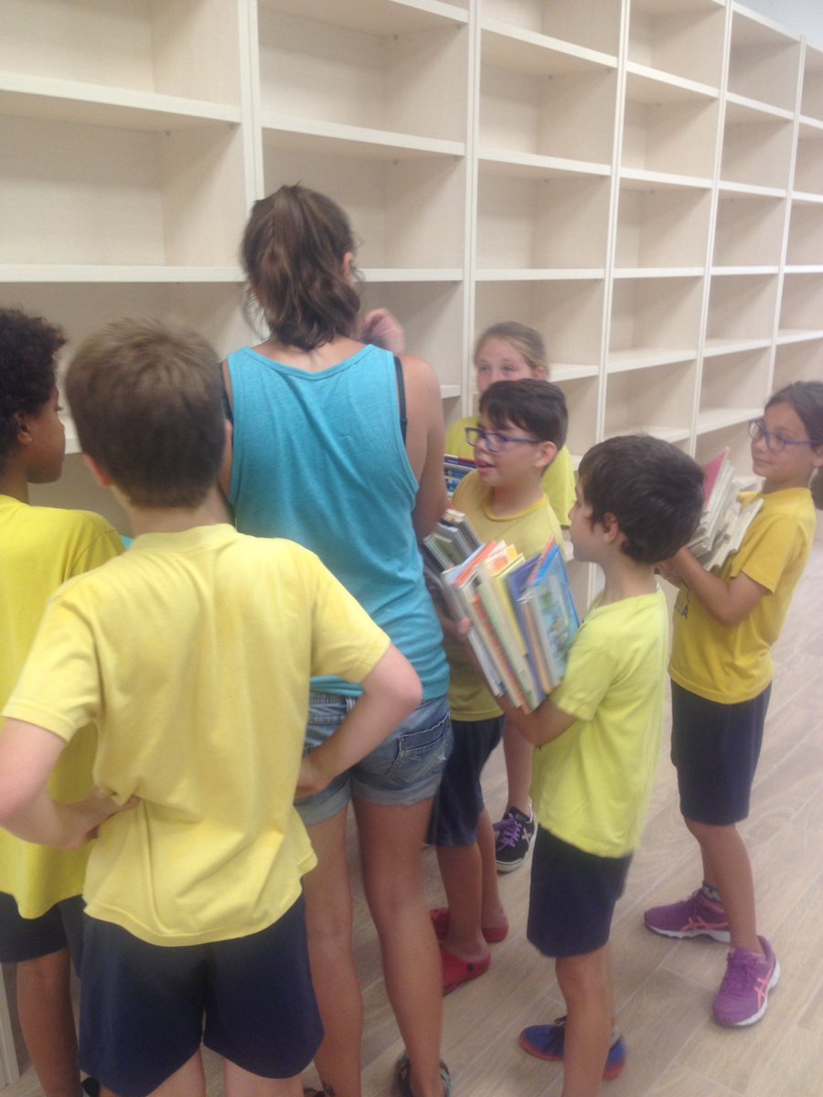 BiblioBetulia's tweet photo. Els nens i nenes traslladen els llibres a la nova biblioteca #nousreptes #gransprojectes @escolabetulia https://t.co/pLkMy687VF