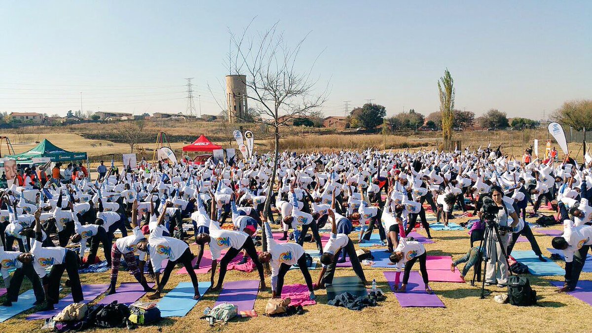 srisriyogaSA's tweet photo. The magnitude of @ArtofLiving's International Day of Yoga. Browse  @SriSri's timeline to see pics of events from around the world #IDY https://t.co/YRxahAj1Xp
