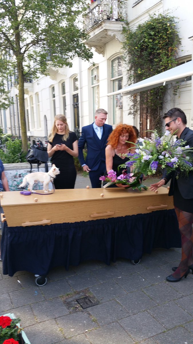 Petra begeleidt op haar laatste tocht door de wijk naar de plaats waar haar leven gevierd werd, cafe Vrijdag. #spijkerkwartier