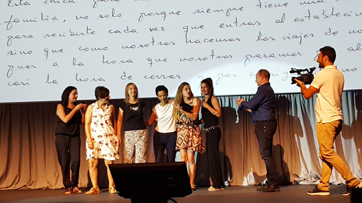 AutogrillIberia's tweet photo. Reconocimiento a Tamara por su implicación, compromiso y por ofrecer siempre una experiencia diferenciadora a los clientes #Autogrill17 https://t.co/8CvQrtEVBF