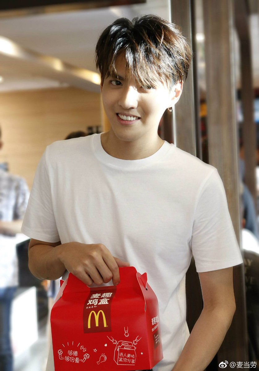 SkulLaeEy's tweet photo. พี่คริสเป็นแบรนด์แอมบาสเดอร์ให้แมคโดนัลด์เพราะสโลแกน "ชิคเก้นนอทมายสไตล์แน่ๆ" เข้าตาฝ่ายการตลาดจากคำพูดติดปาก55555555555555 https://t.co/ysc8r2pSOt