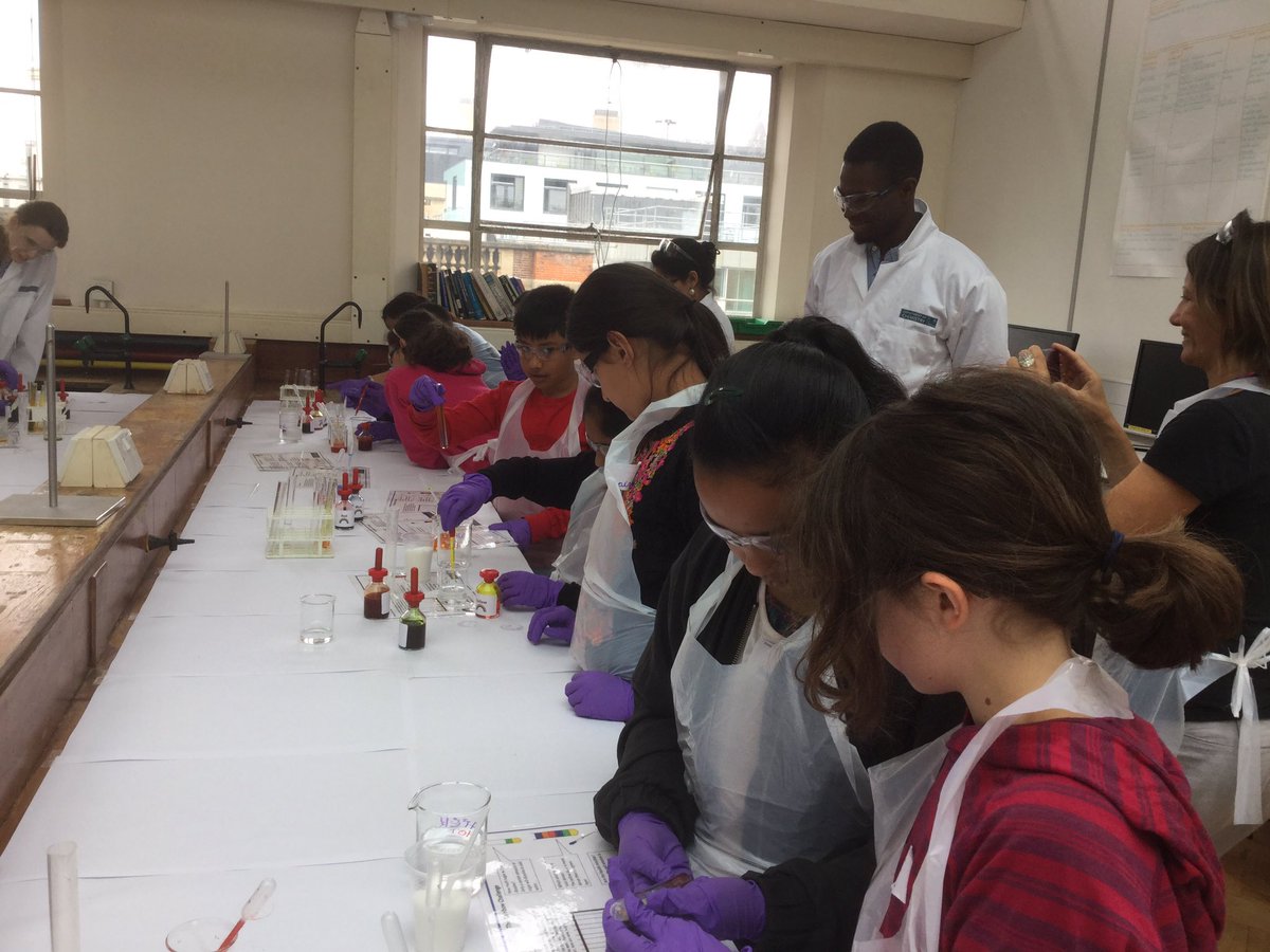 ChemOutreachOxf's tweet photo. Making rainbows #PrimaryScienceDay @OxfordWP https://t.co/iaO0pYK4sX