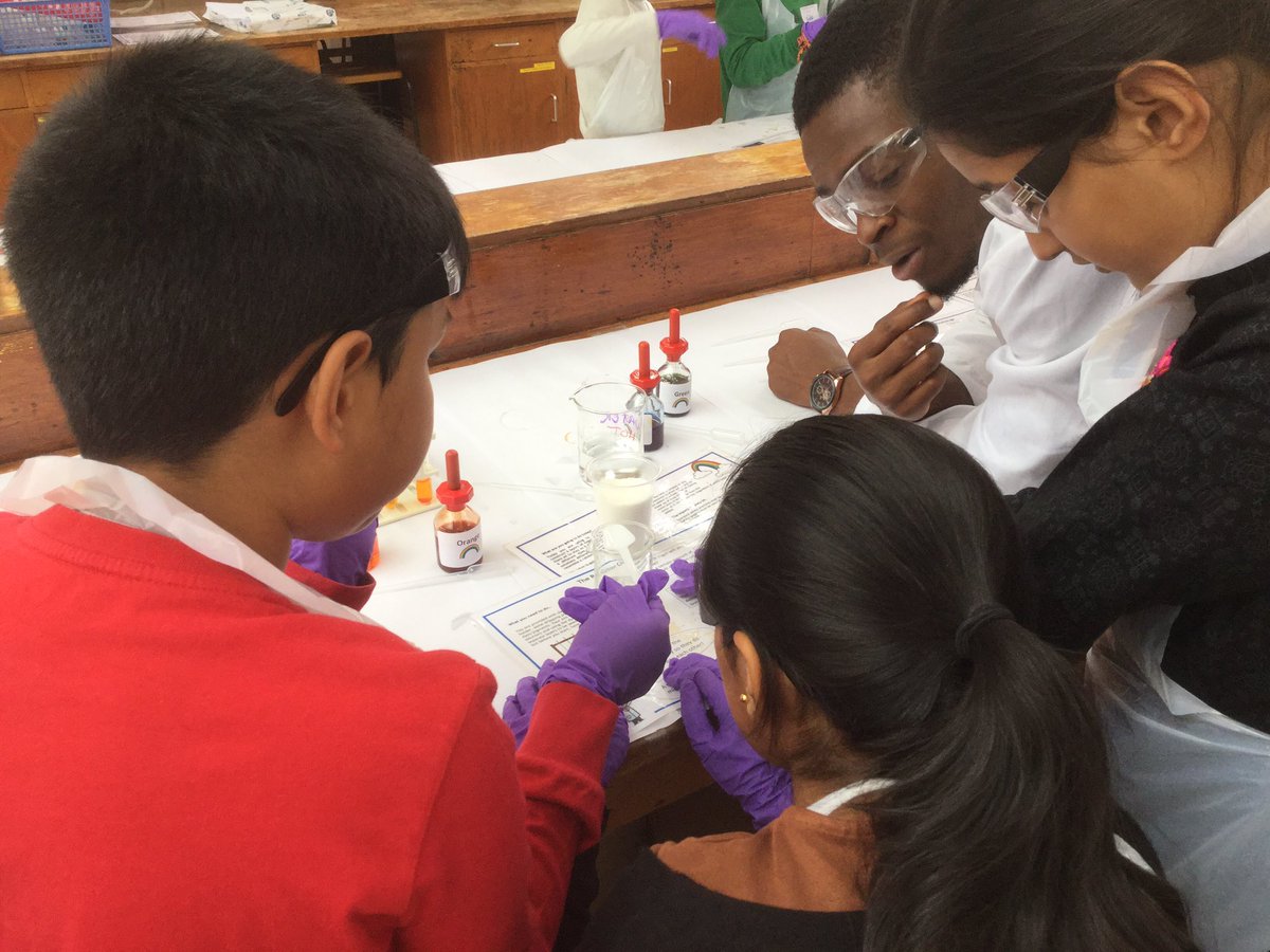 ChemOutreachOxf's tweet photo. Making rainbows #PrimaryScienceDay @OxfordWP https://t.co/iaO0pYK4sX