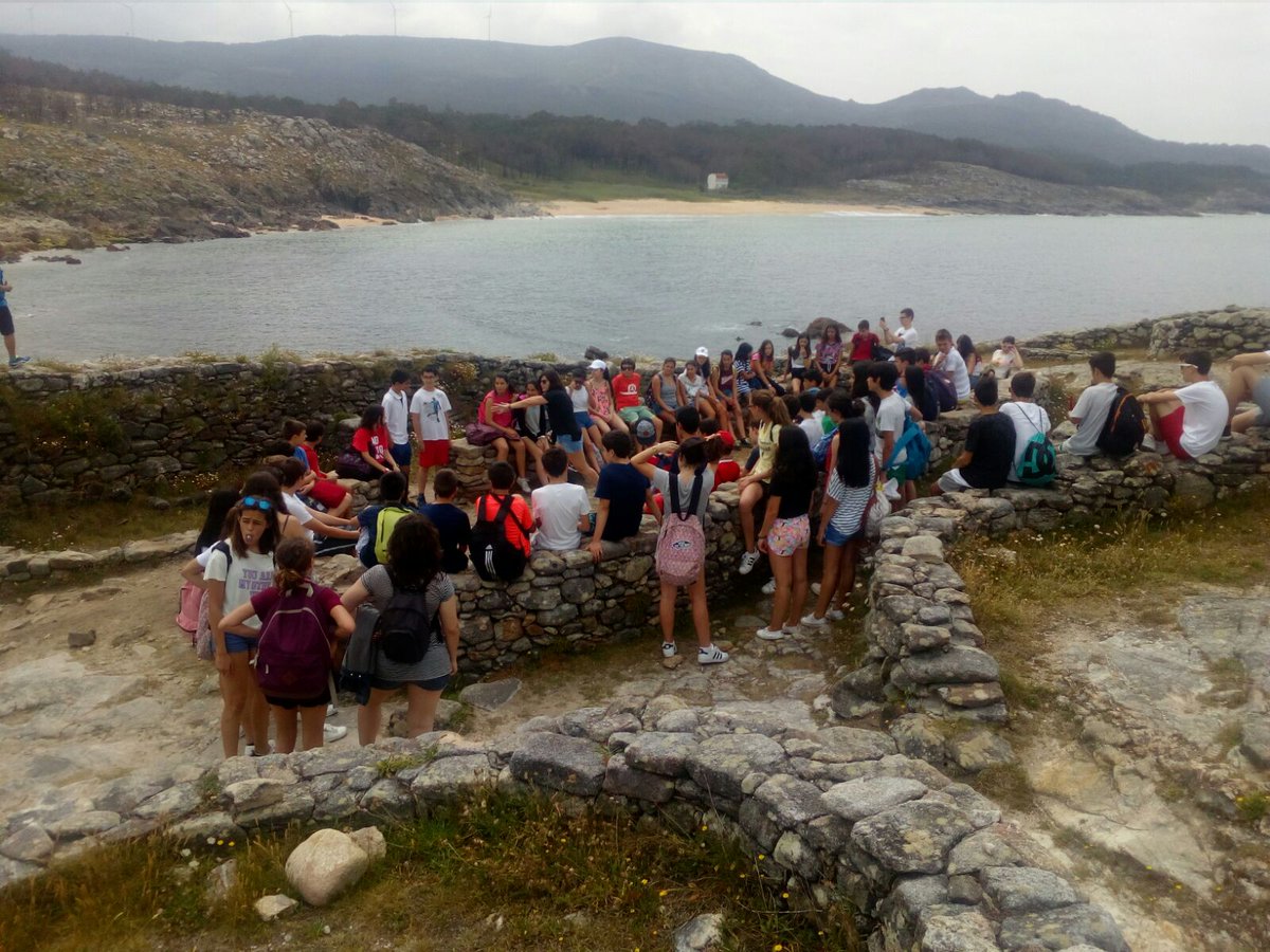 maristasourense's tweet image. 1ESO en el Castro de Baroña #ExcursionesFindeCurso