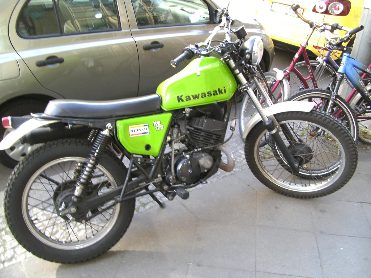 aus_BBde's tweet image. so 80er #Oldtimer-Zeitgeschichte am #Berlin'er Strassenrand -&amp;gt; #Kawasaki KE175 viele kennen auch #Enduro S51 #Simson die-kleinkraftrad-ig.de/pdf/618ke17519…