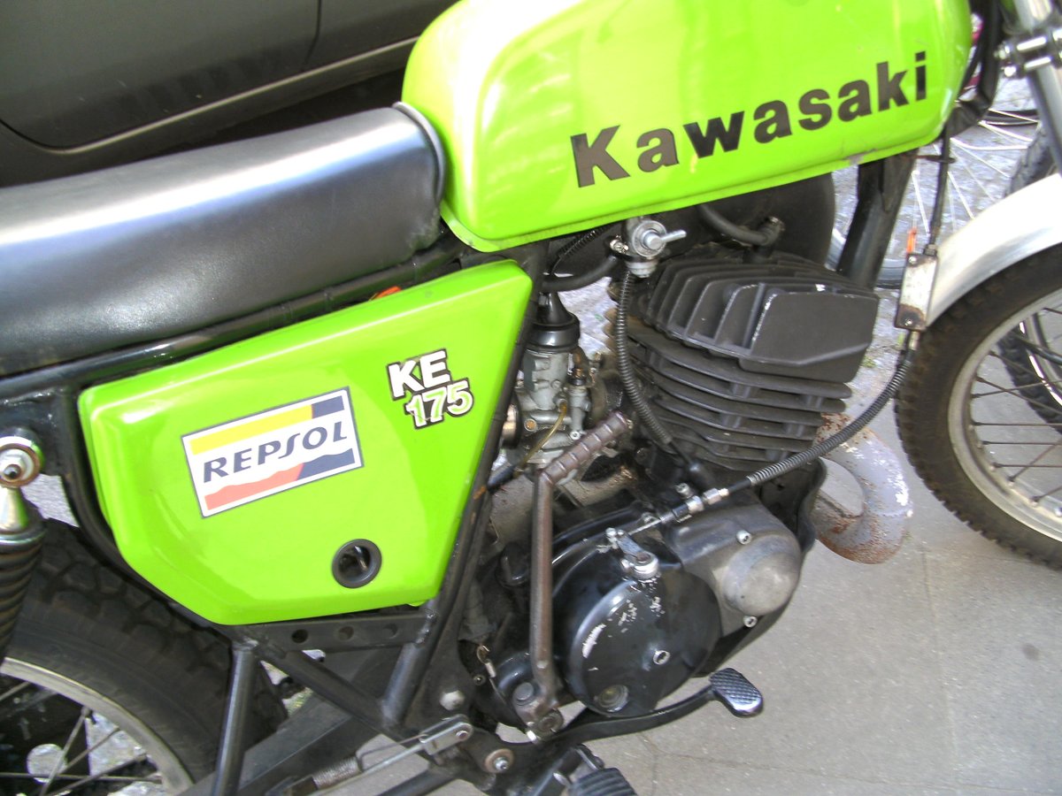 aus_BBde's tweet image. so 80er #Oldtimer-Zeitgeschichte am #Berlin'er Strassenrand -&amp;gt; #Kawasaki KE175 viele kennen auch #Enduro S51 #Simson die-kleinkraftrad-ig.de/pdf/618ke17519…