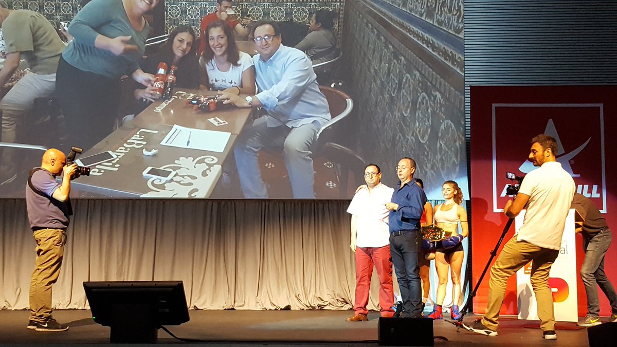 AutogrillIberia's tweet photo. Reconocimiento  a Paco por ser el campeón en ventas #Autogrill17 https://t.co/ZgqLqlBFJe