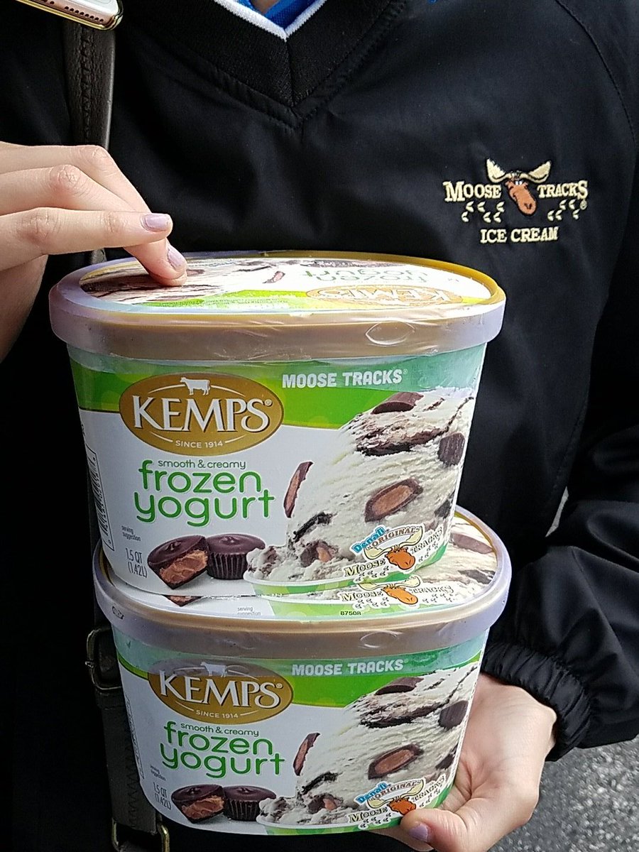 Moose_Tracks's tweet image. Moose Tracks for breakfast?! @WTAE deserves it for being such a great media partner with @ProjectBundleUp 😍😍 see you at #10kscoops!