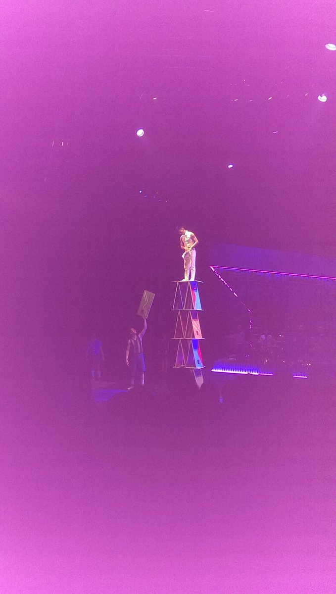TonydeGab's tweet photo. #circusoz #modelcitizen amazing props and acrobatics https://t.co/SWQVnnGjbj