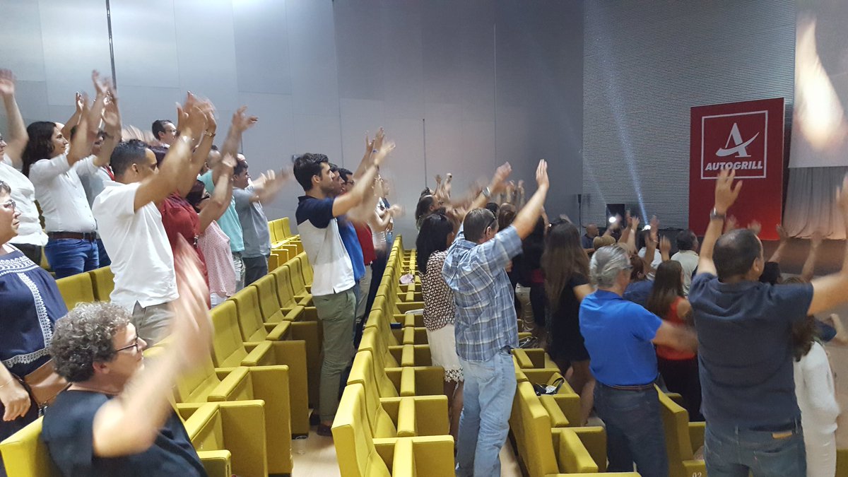 AutogrillIberia's tweet photo. Momentazo con @LuciaCampoy  #Autogrill17 https://t.co/Lq4Jfb7mZV