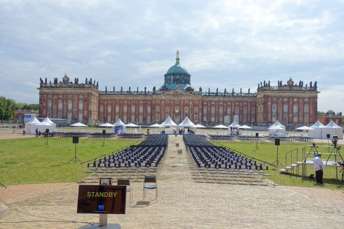 GittyOE's tweet photo. #Potsdam Absolventenverabschiedung Universität am Neuen Palais. Vorbereitung angeschlossen. Alles Gute! https://t.co/p4BksAKWR6