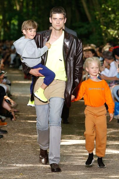 BritishVogue's tweet photo. .@balenciaga's #SS18 catwalk show featured real life families on the runway. Cue a round of "awwws": https://t.co/XBlCp7kKmo https://t.co/qijymuB1A1