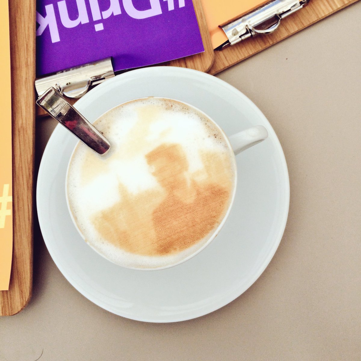 LLLLITL's tweet photo. Aprรจs les photos profil rondes, Twitter lance la version coffee. ๐โ๏ธ #TwitterTerrace #CannesLions #LatteArt https://t.co/tSygt3bTXB