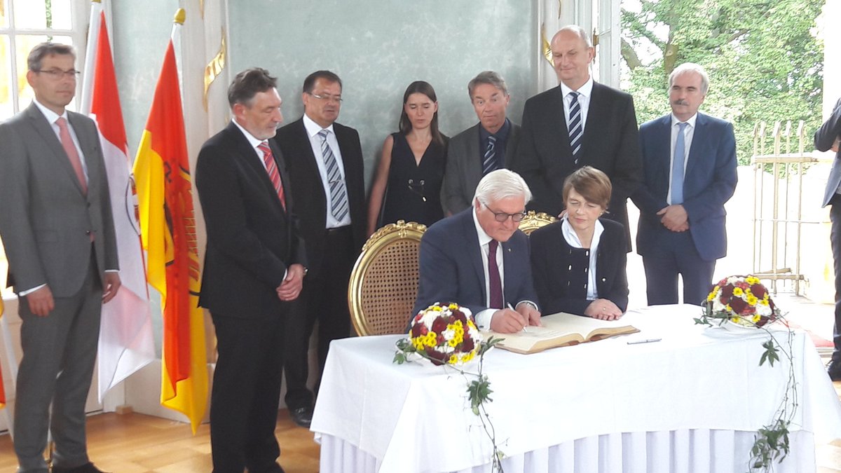 #Bundespräsident Steinmeier trägt sich mit seiner Frau in das Goldene Buch der Landeshauptstadt #Potsdam ein.
