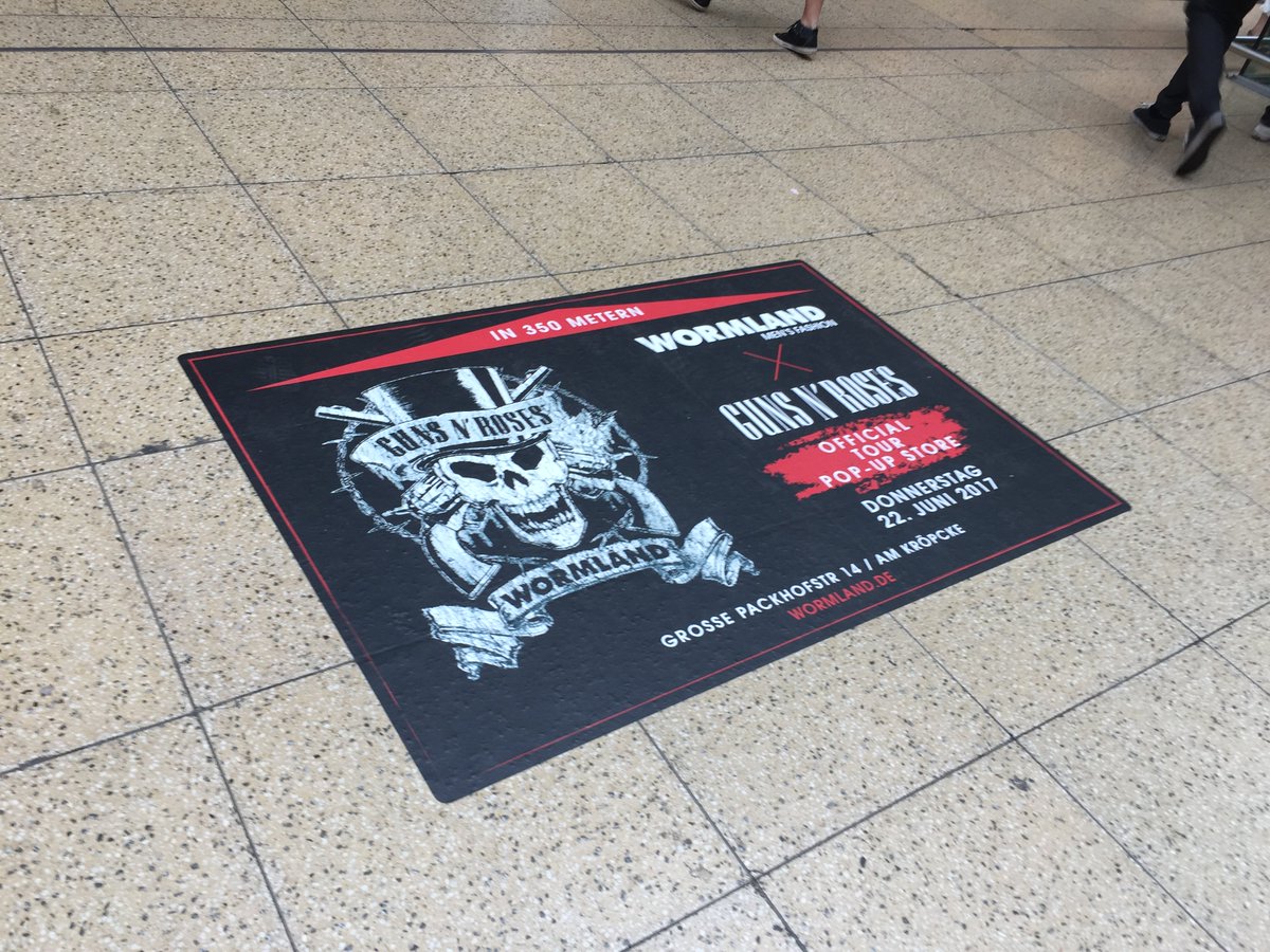 CGHinfo's tweet photo. Die perfekte Vorbereitung für's Konzert am Abend: Der @gunsnroses #PopUpStore bei @WORMLANDfashion in der Großen Packhofstraße, heute! 😎🎸 https://t.co/Vyf0Eyexfs