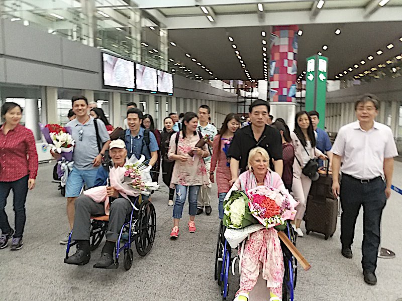 SophieHellinger's tweet photo. Heute: Das chinesische Begrüßungskomitee empfängt Bert &amp; Sophie Hellinger bei ihrer Ankunft in Peking. Große Freude auf beiden Seiten! https://t.co/xYRrkLpYUN