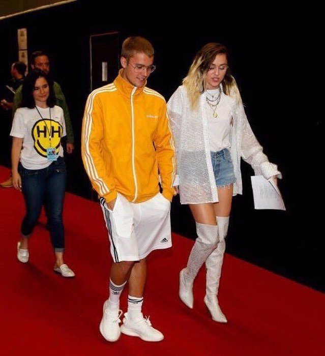 stanningroyals's tweet photo. appreciating the friendship of the Prince and the Princess of Pop throughout the years #jiley https://t.co/dmdc0oDR6f