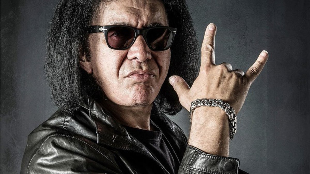 MetalHammer's tweet image. Kiss star Gene Simmons abandons plans to try and trademark devil horns hand gesture: goo.gl/5euj2Q