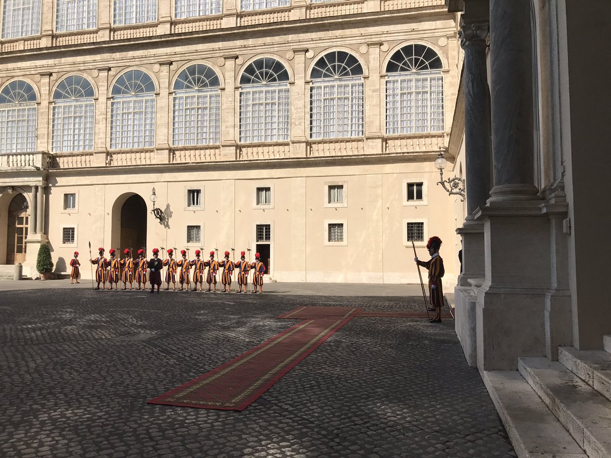Alfombra roja lista para Reina #Maxima y Rey Guillermo en el Patio de San Damaso #Vaticano - en media hora verán a @Pontifex_es