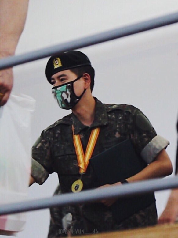 HamuMinT's tweet photo. จากรูปนี้ รุละทำไมถอดหมวกแล้วหัวเป็นแบบนั้น 55555555555555 หมวกรัดหัวมาก หัวใหญ่ใช่มั้ย 😂 https://t.co/oDTAIgYi36