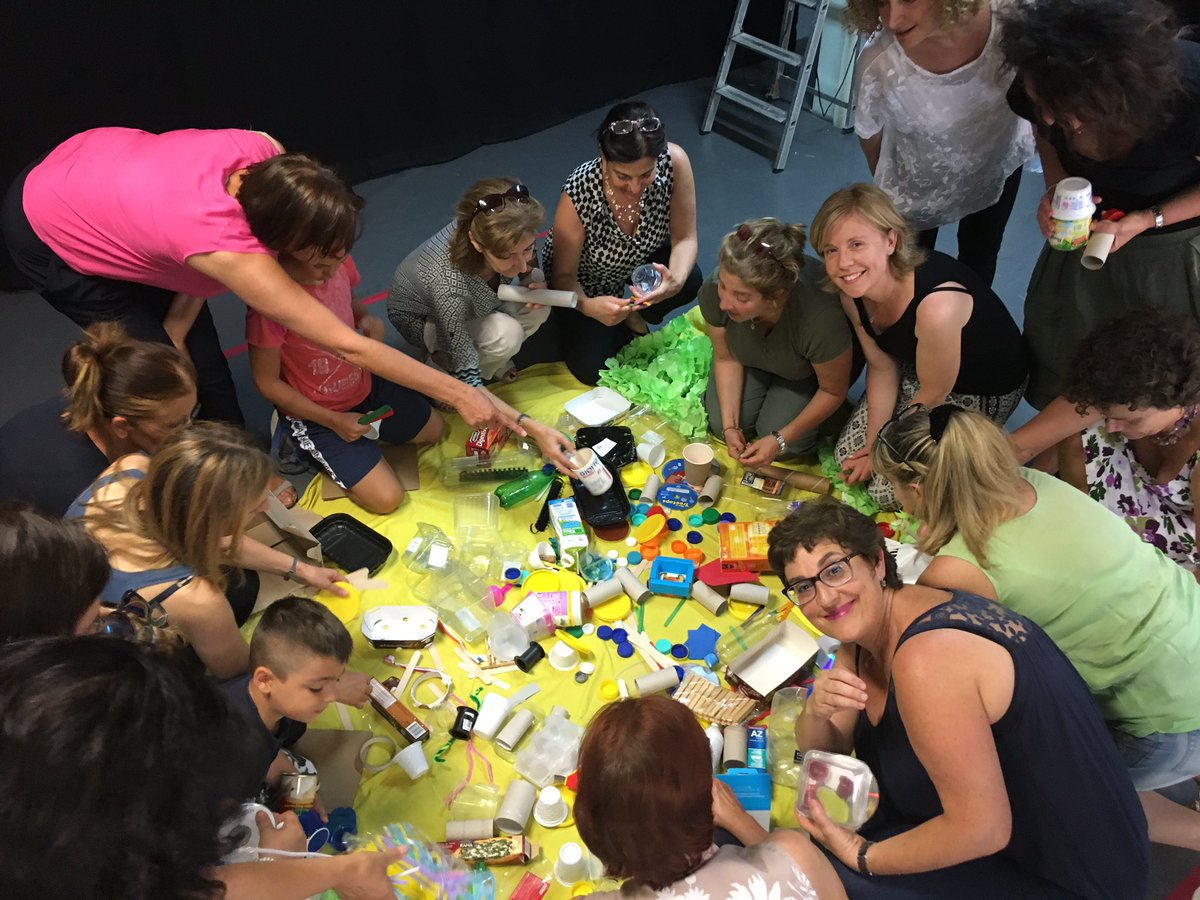icdallachiesa's tweet photo. I nostri docenti alla scoperta del #tinkering con @CyberParra e gli #scarabot! 
#scribblemachine @TinkeringStudio 
https://t.co/fsCwhGf0L9 https://t.co/YEVmJ8Zpee