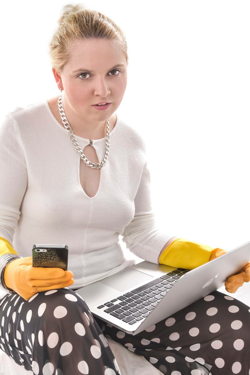 tarvakemodel's tweet image. #mutitasking #cleaninghahaha #natralepose #workdaylol