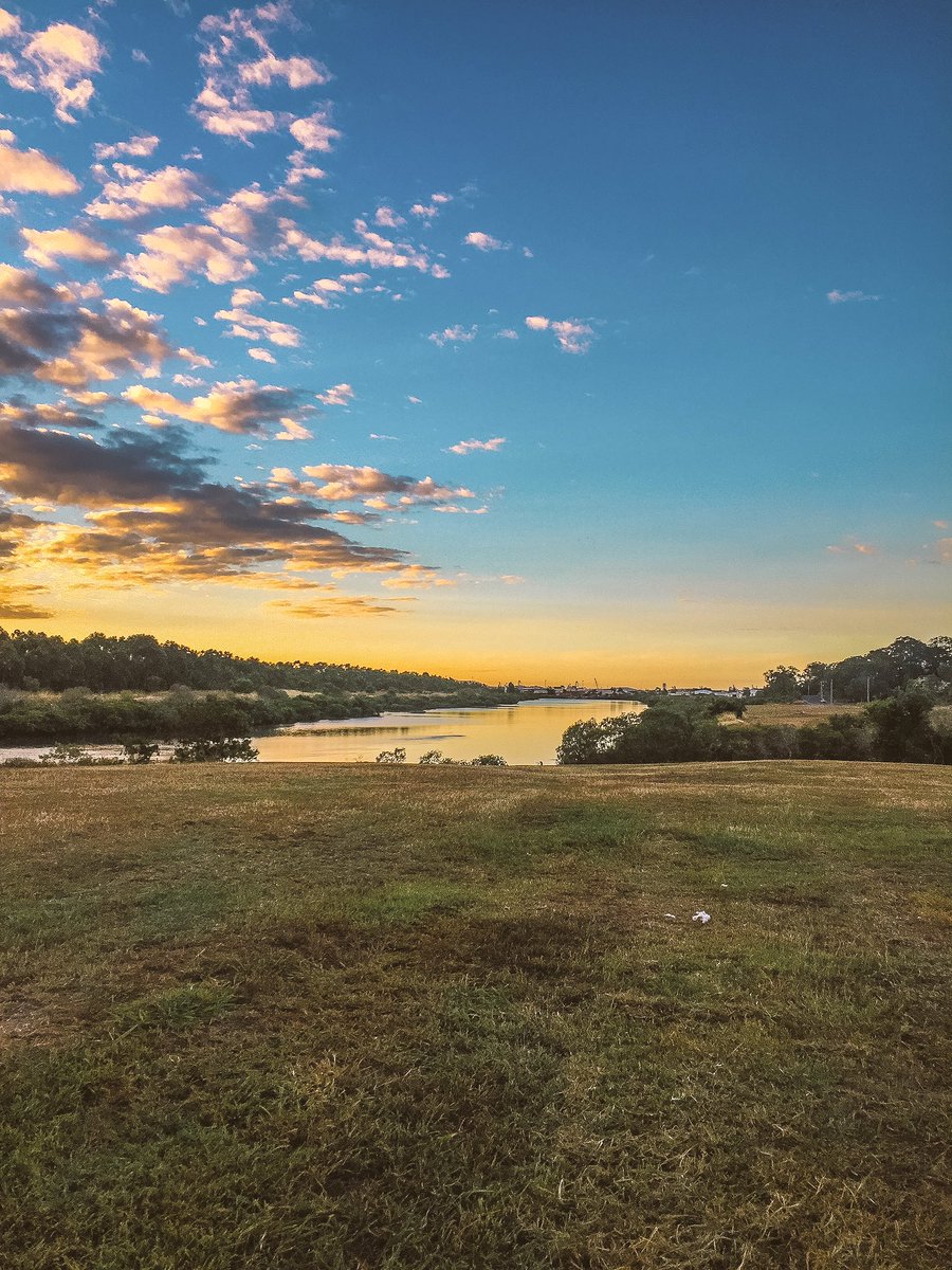 BenjaminJNorris's tweet photo. What a lovely place to have a dog park! #DogsSpace #Paradise @gladstoneregion https://t.co/SEXKQkVrmh