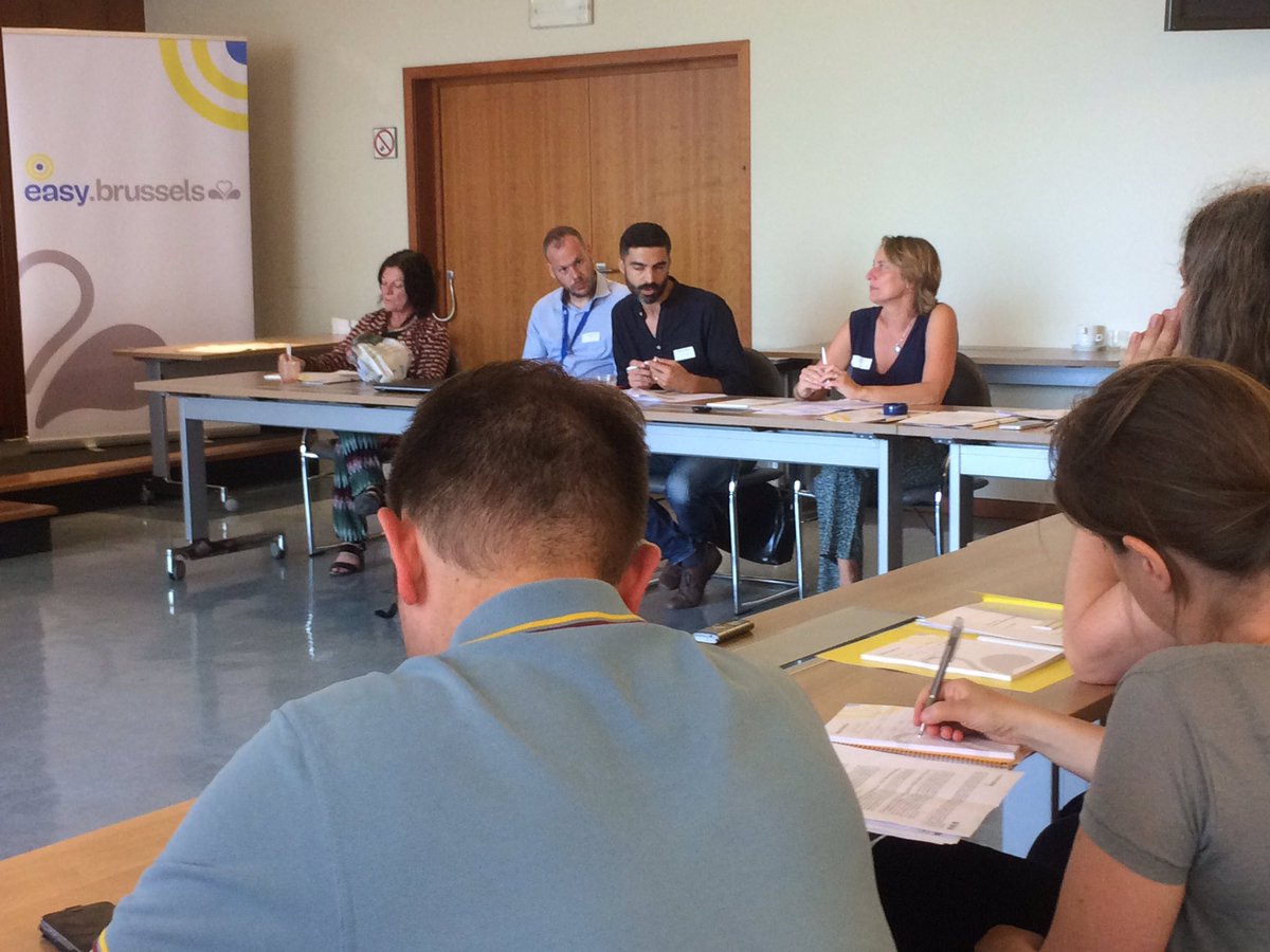 easybrussels's tweet photo. Kick-off rondetafelgesprek met de Brusselse Openbare Computerruimtes. Doel: streven naar digitale inclusie !💪 https://t.co/spcPFYLghM