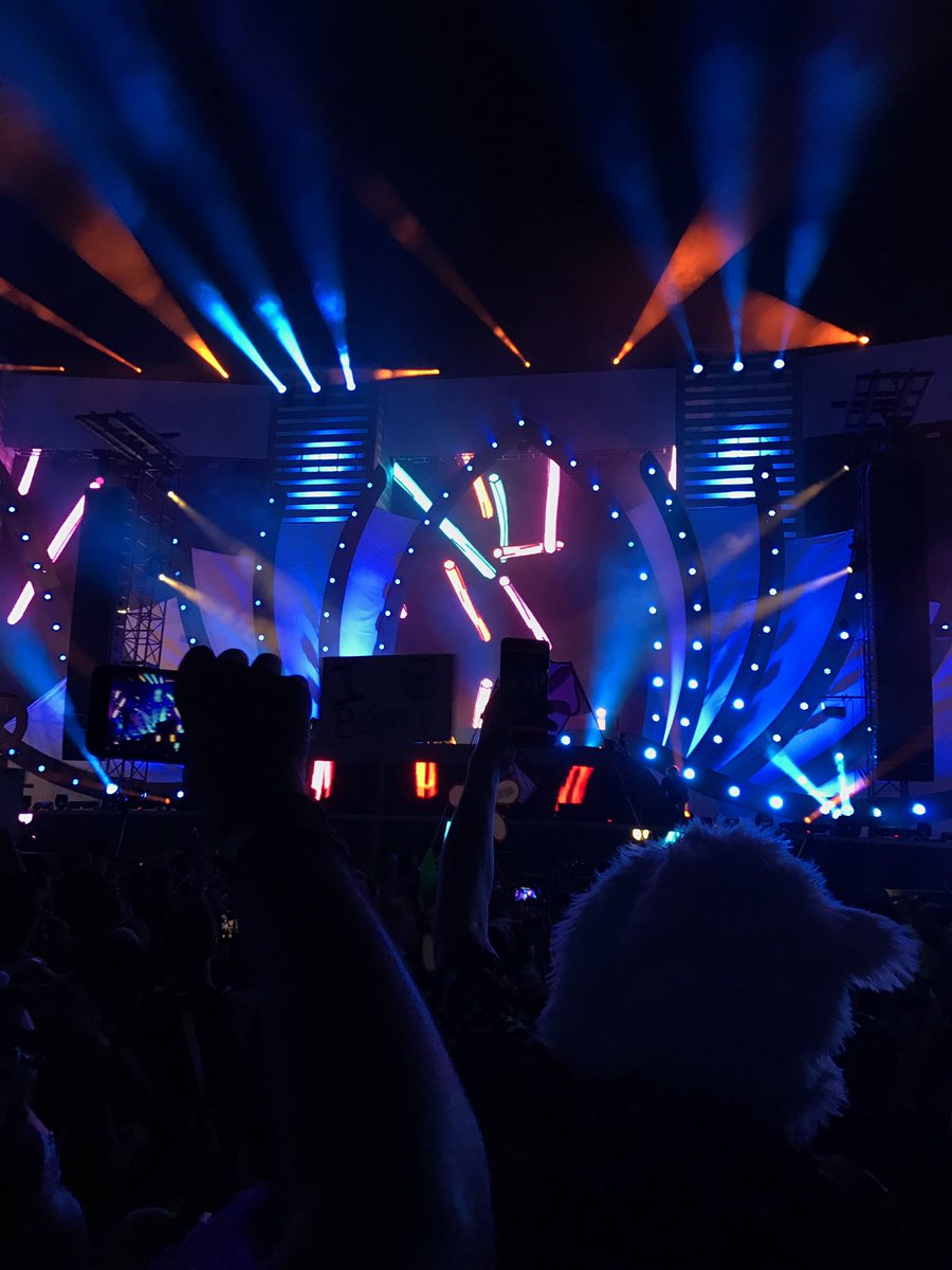 diegox3x2's tweet photo. You can always retake a summer class but you can never relive EDC :) #GotDropped https://t.co/VI1dFhoRHS