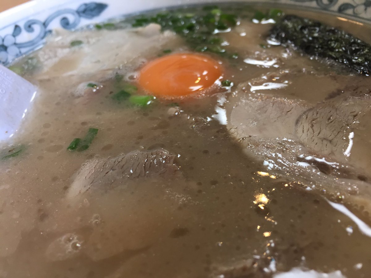 ট ইট র 熊本ラーメン太郎 047 幸陽閣 佐賀の有名店 2時ごろの訪問でしたが 私が停めて駐車場は満車w人気店ですね 今回は卵入り ラーメンをオーダー 深めの丼に並々と注がれたスープ 柔目で茹でられた麺 美味いな 人気なのも伺えるハイレベルな