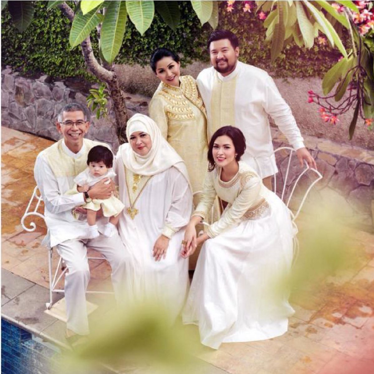 mayabrand_ID's tweet photo. Jangan sia-siakan kesempatan untuk foto keluarga dengan menggunakan seragam Lebaran keluarga #TipsMaya https://t.co/w83BojSVtG