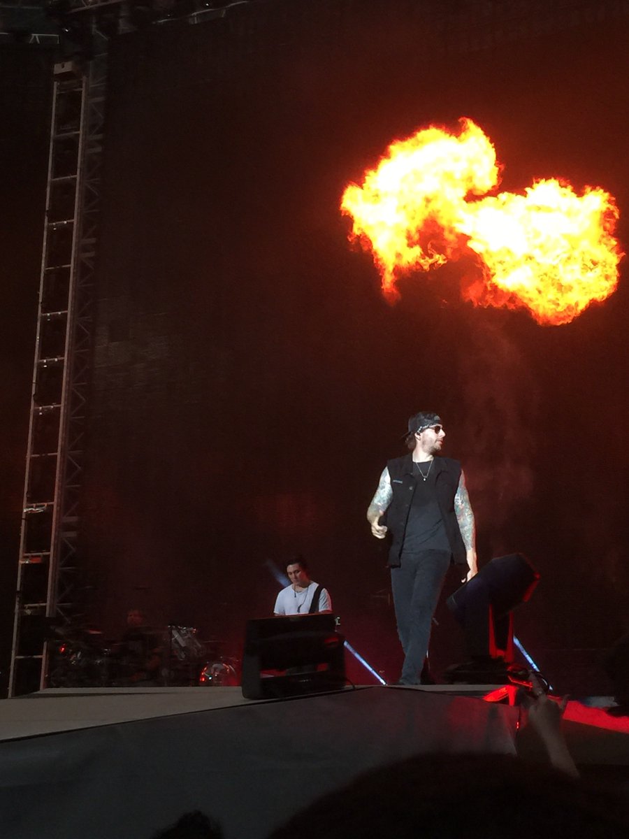bmelton013's tweet photo. Awesome shot at AT&amp;T stadium! @TheOfficialA7X https://t.co/b4hMJVAEDh