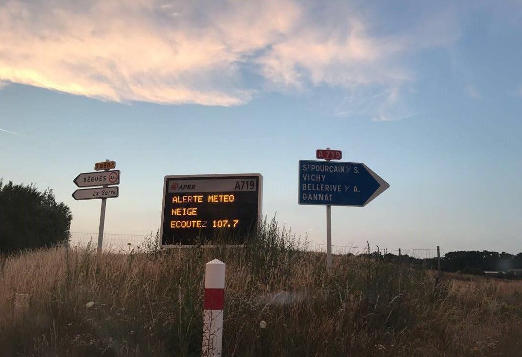 Montagne_Vichy's tweet image. Photo prise hier, sur un panneau à message variable d'un des diffuseurs de l'A719 à Gannat. Cherchez l'erreur... ;)