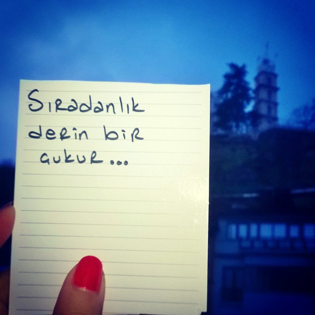 zulalyavuz's tweet photo. Hayallerin şu an nerede?
#BelkideEnGüzeli #MutlulukDediğin #BenceÖzgürlük 
#şiir #şiirelimde #şiirsokakta #zülal 
https://t.co/WwuAC9sZZn https://t.co/0ISw6dmn2b